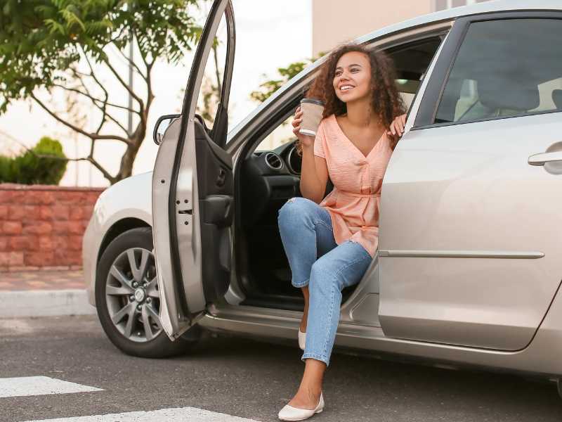 Türschwelle ist längs auf beiden Seiten des Autos